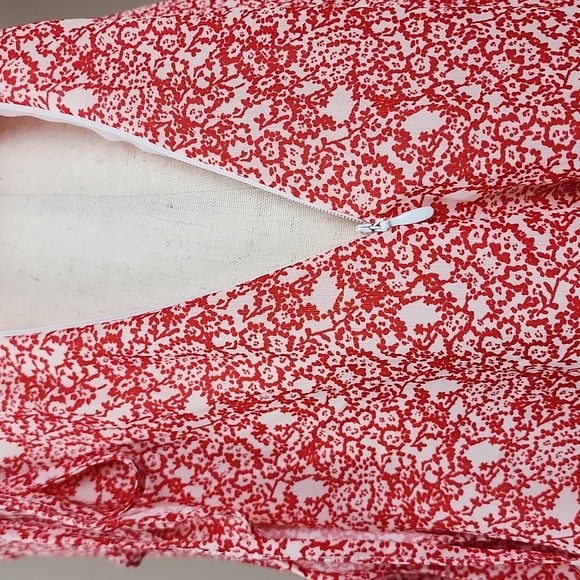 New Red Ditzy Floral Short Puff Sleeve Flutter Hem Wrap Mini Dress Size Medium - Picture 11 of 15